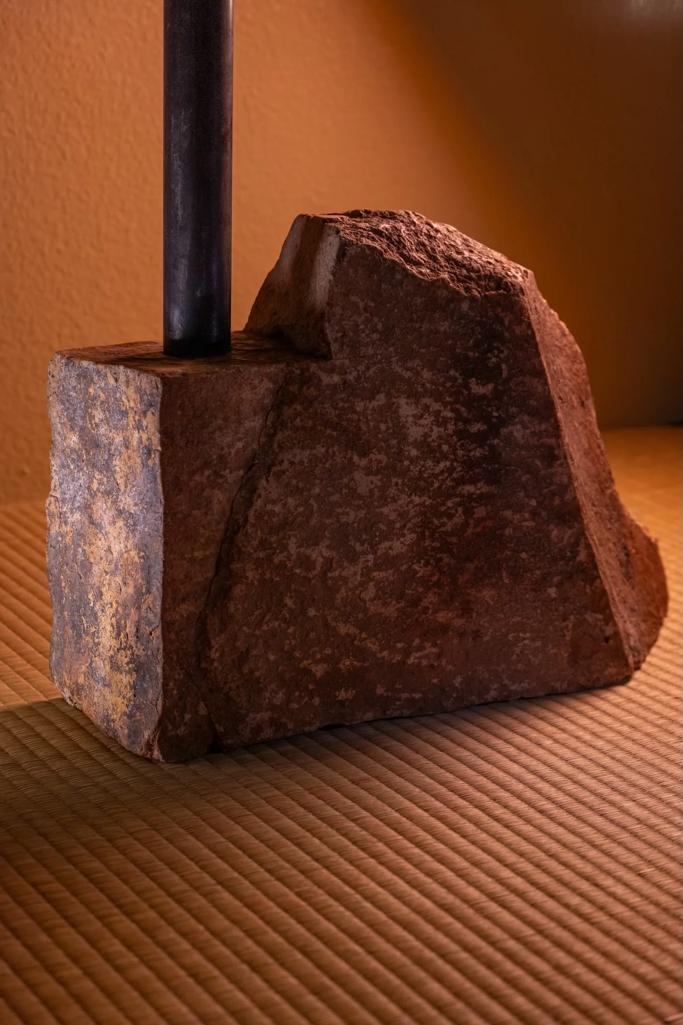 Side detail of the rough stone base